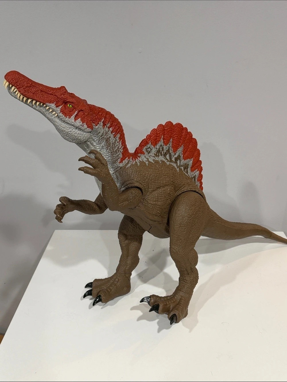 Mattel Jurassic World Battle Damage Spinosaurus Brown & Red